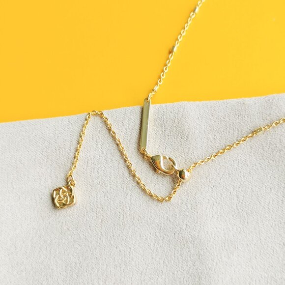 Kendra Scott Letter I Pendant Necklace in Gold - Picture 4 of 4
